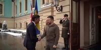 عصبانیت شدید انگلیسی ها از زلنسکی/ انگار در خیابان دراز کشیده/ چرا لباس مناسب نمی پوشد؟

