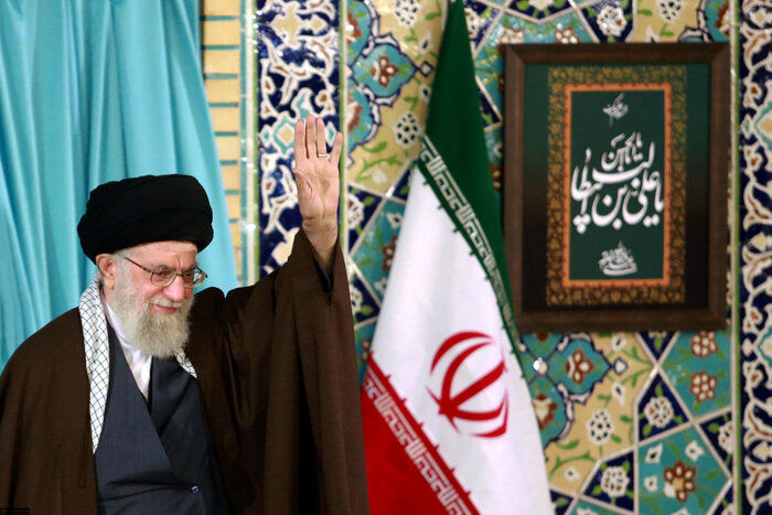 رهبر معظم انقلاب: هدف دشمن تبدیل مردم‌سالاری اسلامی به یک حکومت باب میل استکبار است +فیلم