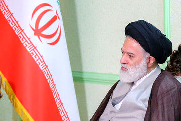 حضور سیدمصطفی خامنه‌ای  در مراسم بزرگداشت رهبر شهید +فیلم