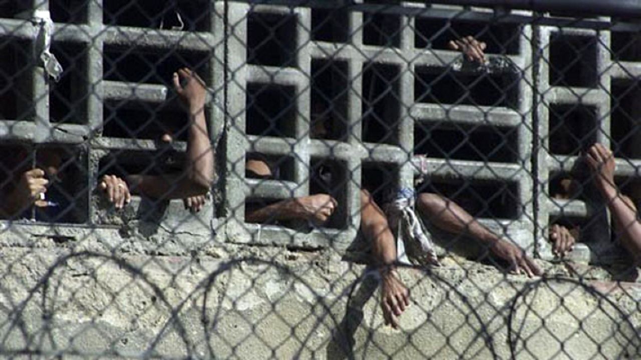 فرار بیش از ۸۰۰ زندانی درپی حمله گروه‌های مسلح به زندان