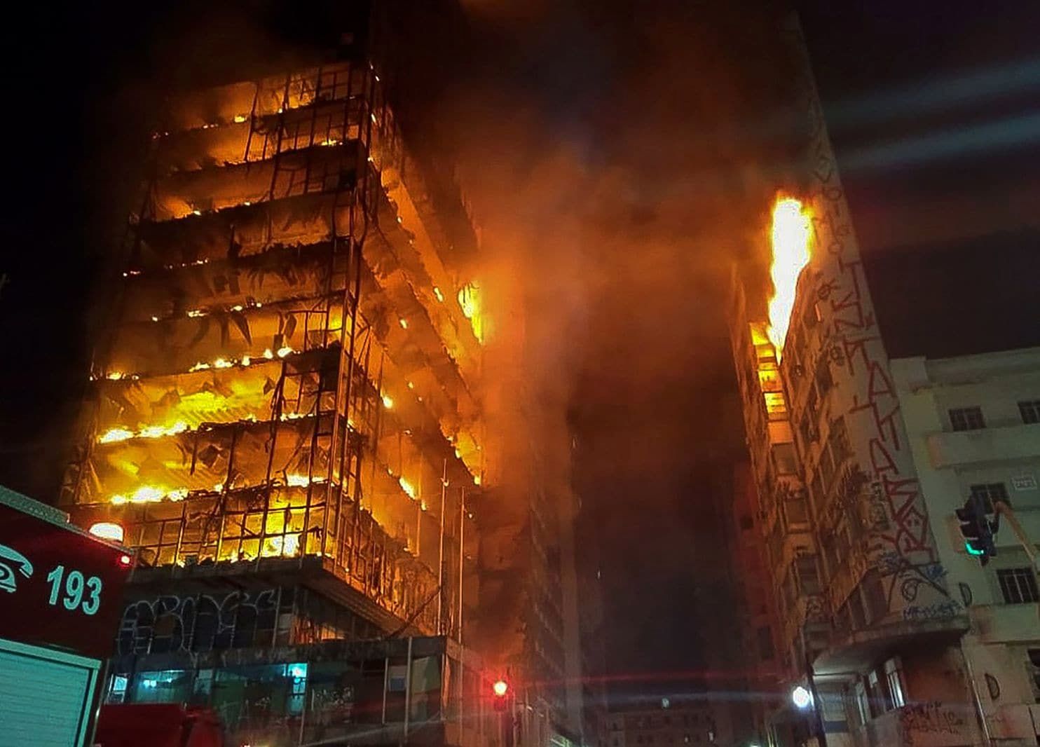 آتش سوزی مهیب امروز در برزیل + فیلم ریزش ساختمان