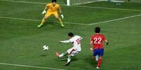 تصاویری از جوراب هایی که گل تاریخی گوچی به کُره را یادآوری می کنند