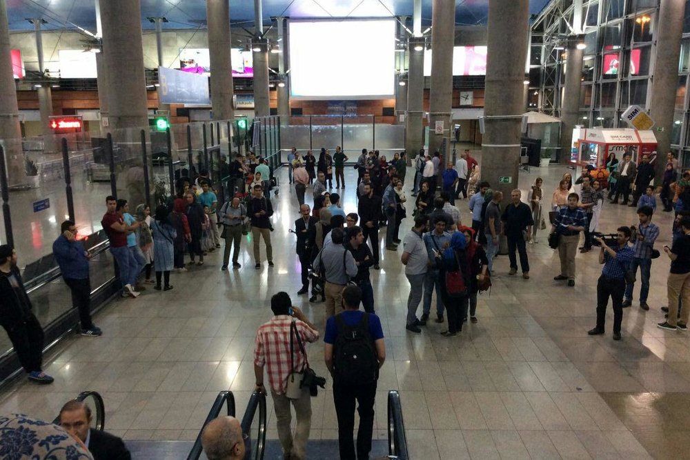 غلط املایی در بنرحاشیه‌ساز فرودگاه امام خطاب به مسافرین درباره آیفون 14+عکس