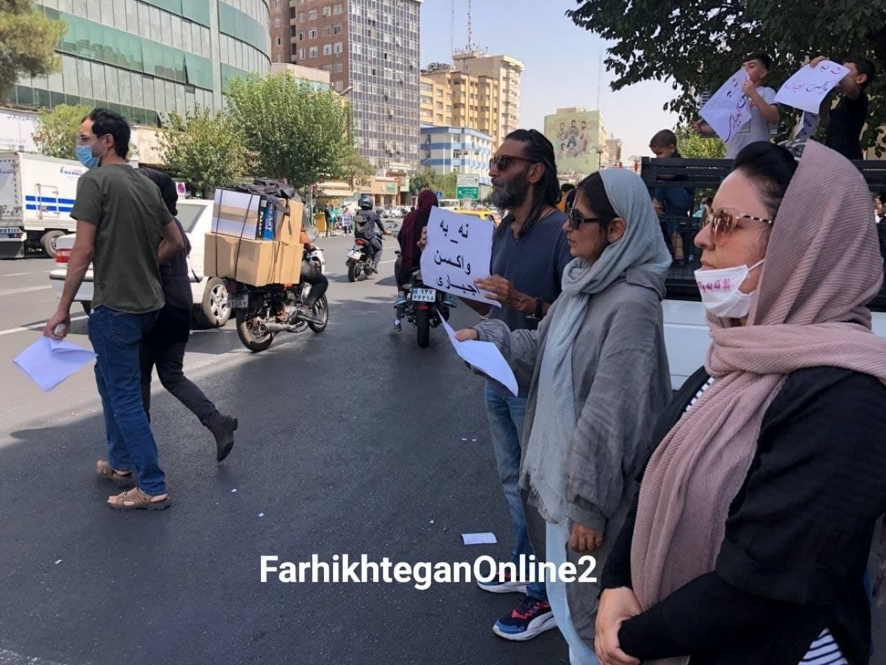 فیلم جنجالی از تجمع مخالفان واکسیناسیون کرونا در ایران