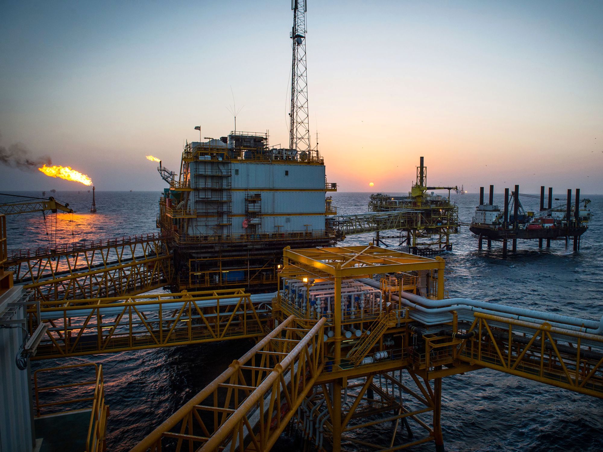 صفر کردن صادرات نفت ایران، قیمت بنزین در آمریکا را صعودی می‌کند+نمودار