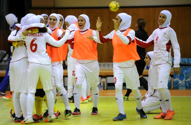 حاشیه‌های بازی فوتسال زنان ایران-ایتالیا؛ با حجاب بازی نمی کنیم !