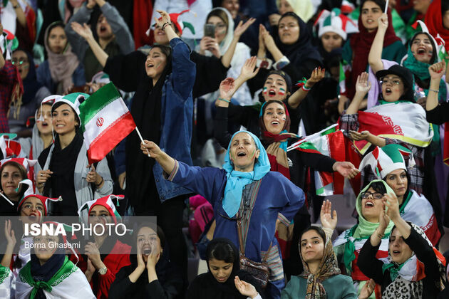 منتخب تصاویر نخستین حضور قانونی زنان ایرانی در ورزشگاه آزادی