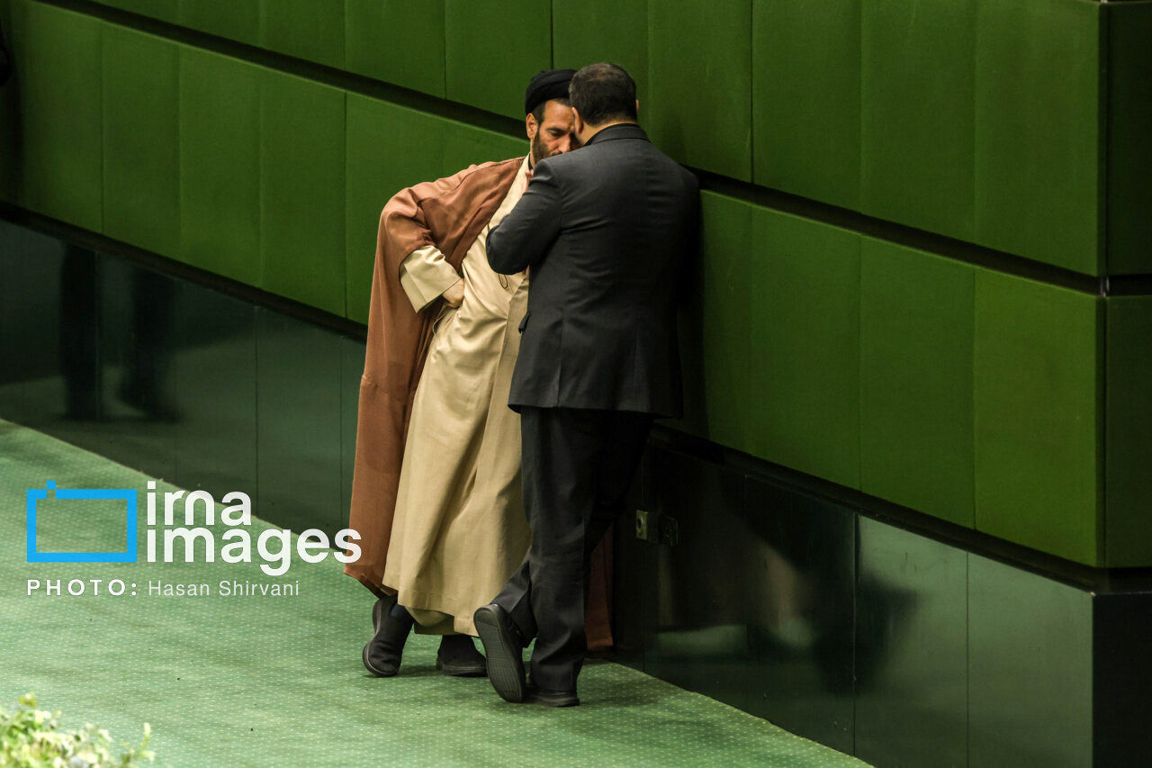 حرف‌های درگوشی نمایندگان مجلس/ تصاویر عجیب از فضای جلسه علنی بهارستان + عکس