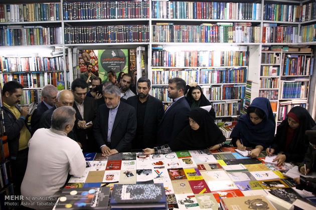 بازدید وزیر فرهنگ و ارشاد اسلامی از کتاب فروشی‌های خیابان انقلاب