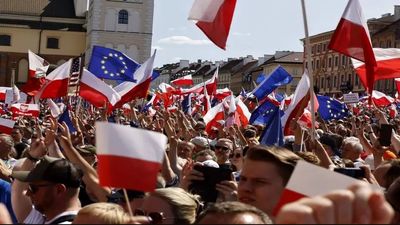معترضان لهستانی در خیابان‌های ورشو/ اعتراضات ادامه دارد