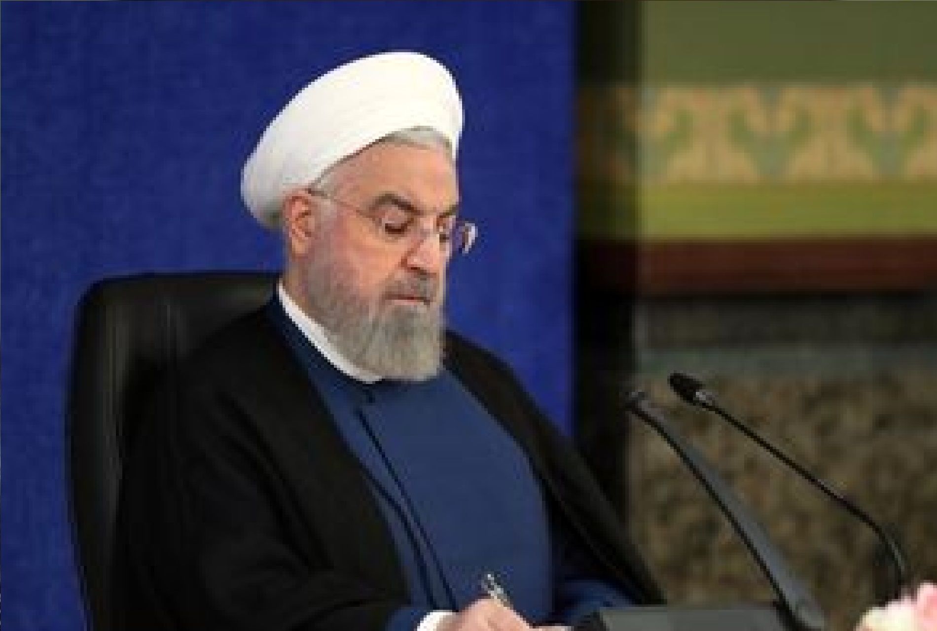 عکسی دیده نشده از حسن روحانی در نماز جمعه سال 1360