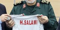 ماجرای هدیه  فوتبالیست‌های تیم ملی به شهید سردار سلامی از زبان دخترش/ پدرم با لباس تیم ملی، بازی فوتبال را می دید/  ذکر لب‌شان «یا فاطمه زهرا» و « خدایا کمکشان کن» بود
