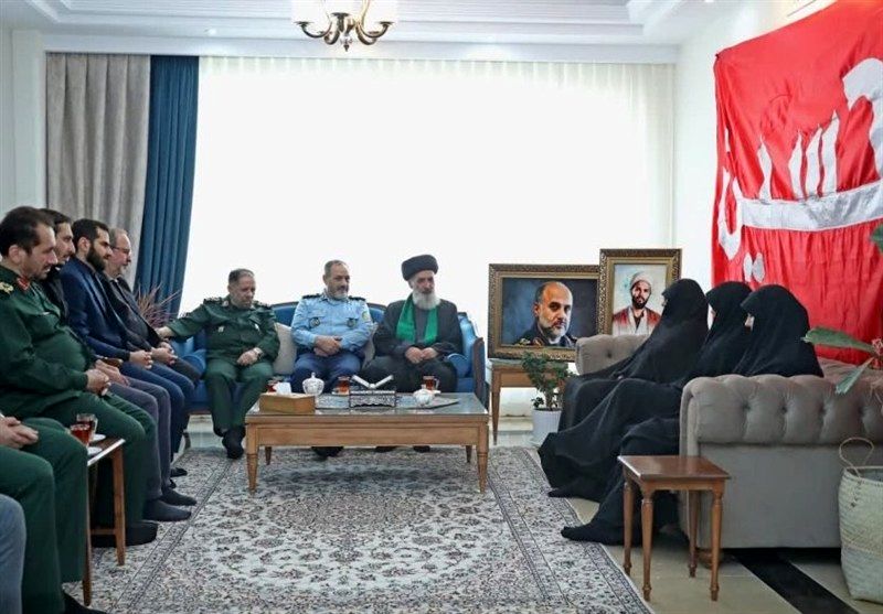وزیر دفاع با خانواده شهیدان رشید و محرابی دیدار کرد