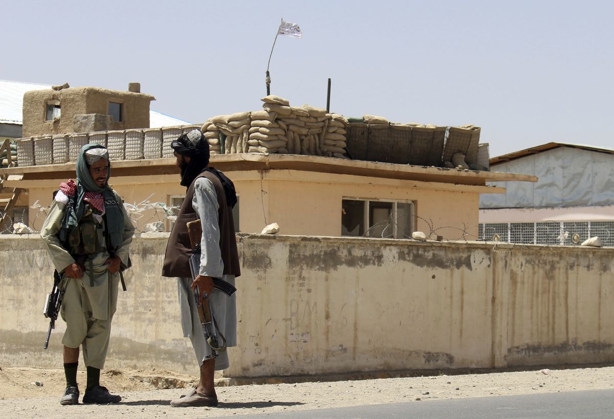طالبان: مقامات در کشور بمانند/ امنیت آن ها را تضمین می کنیم
