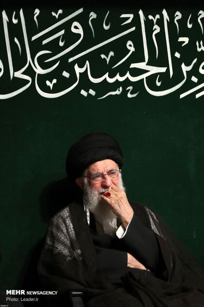 عزاداری شب عاشورا در حسینیه امام خمینی با حضور رهبری، قاسم سلیمانی، مقتدی صدر، احمدی‌نژاد