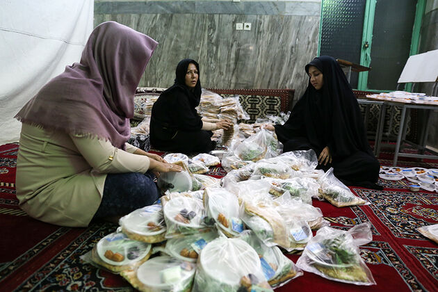توزیع افطاری در میدان شوش