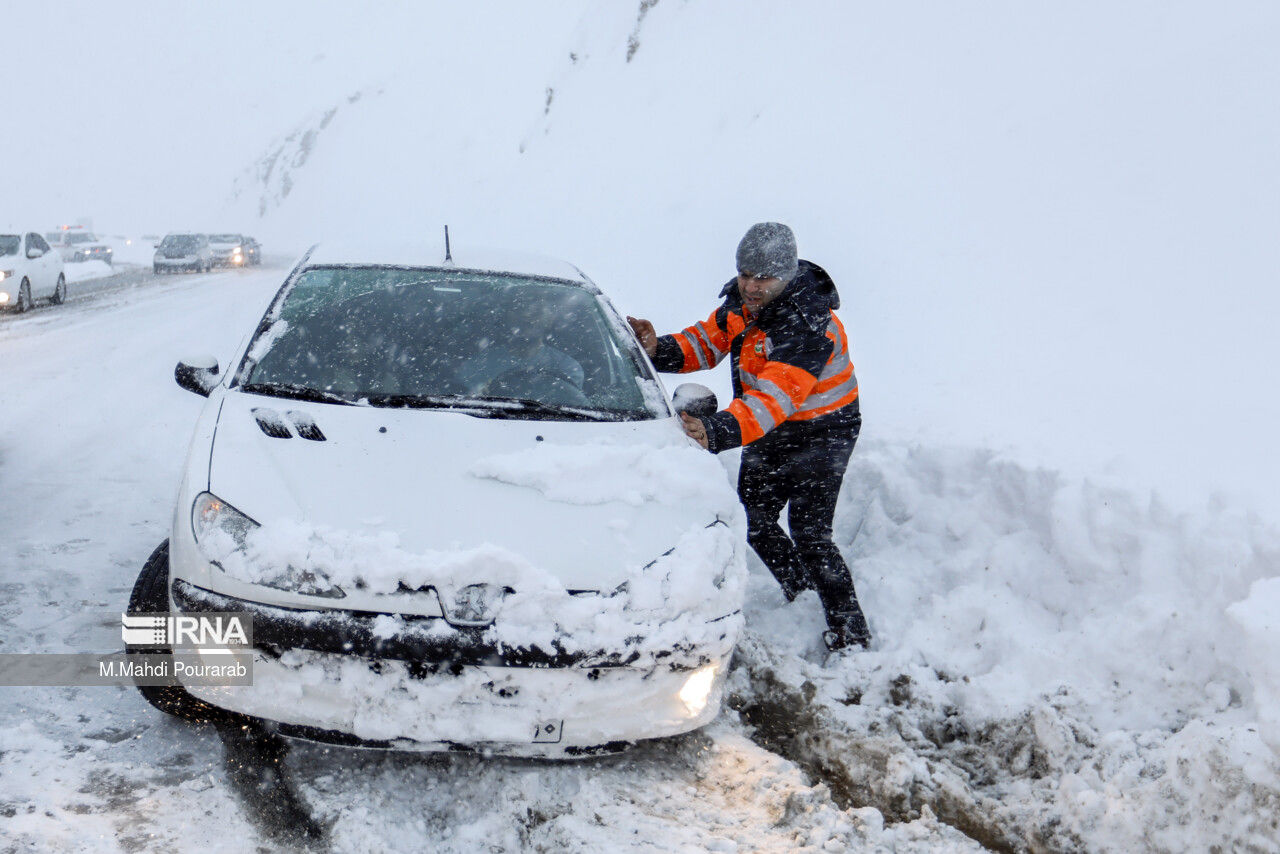کولاک و برف در آذربایجان غربی/ راه 80 روستا مسدود شد
