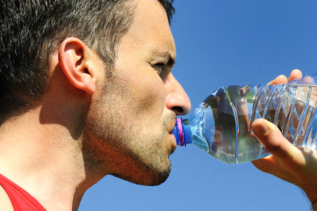 کاهش خطر ابتلا به کرونا حین ورزش با نوشیدن و قرقره آب
