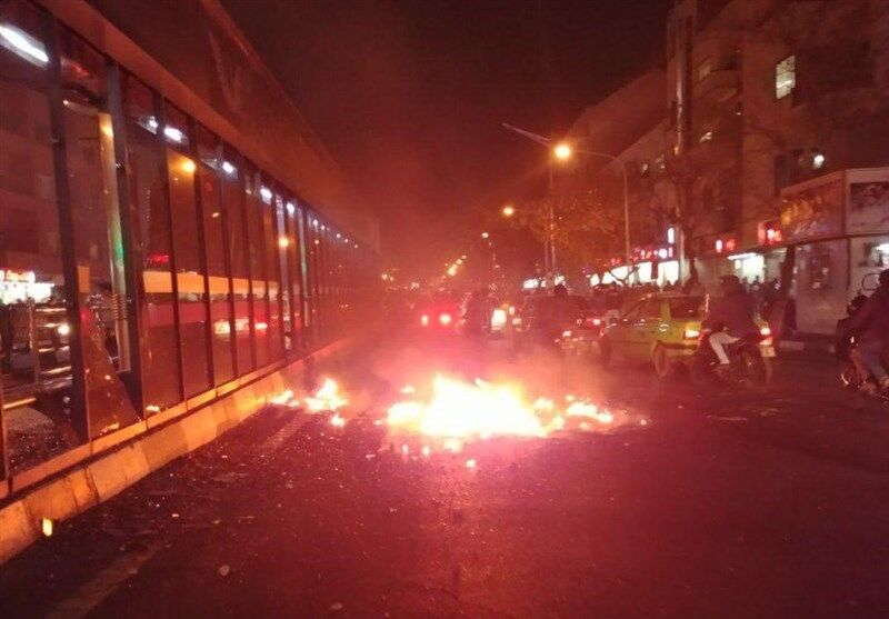آخرین آمار دستگیرشدگان در ناآرامی های 3 روز گذشته تهران/ آتش زدن تاکسی در خیابان انقلاب