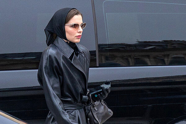 بازیگر و مدل معروف با پوشیدن روسری جنجال به پا کرد/ واکنش زنان مسلمانان