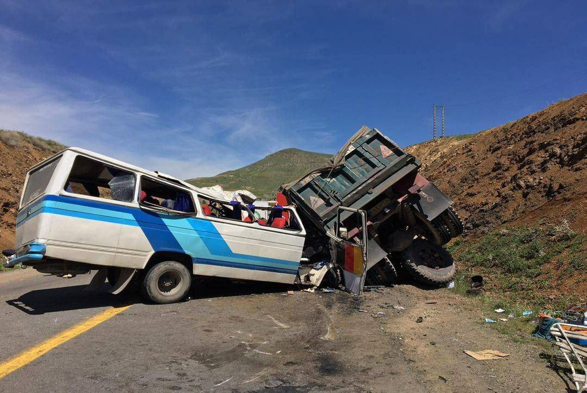 تصادف مرگبار یک مینی بوس با کامیون/ 5 نفر کشته شدند+تصاویر 