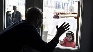 مردی با ۷۸ آزمایش مثبت کرونا و ۱۴ ماه قرنطینه؛ دیگر طاقت ندارم! 