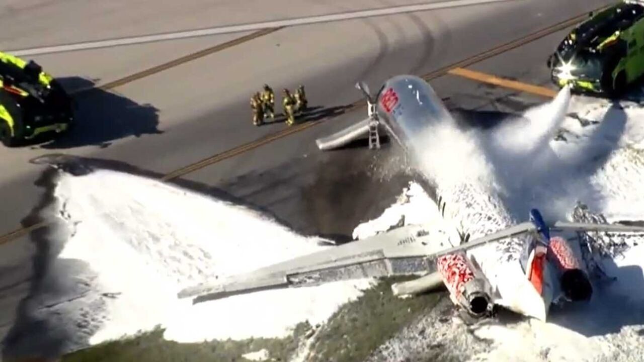 آتش سوزی در یک هواپیما هنگام نشستن بر باند فرود+ عکس
