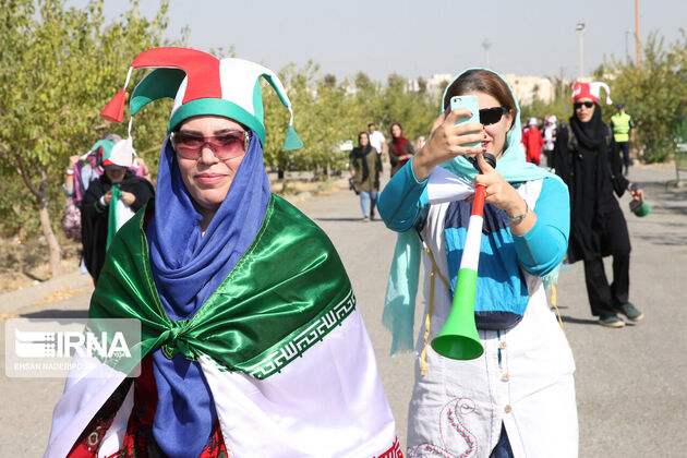 منتخب تصاویر نخستین حضور قانونی زنان ایرانی در ورزشگاه آزادی
