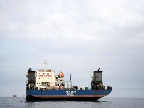 خروج اولین محموله نفت ایران پس از هفت سال/ بلومبرگ: دو ابر نفتکش تحریم‌ شده حامل نفت خام ایران در بنادر هند پهلو گرفته‌اند