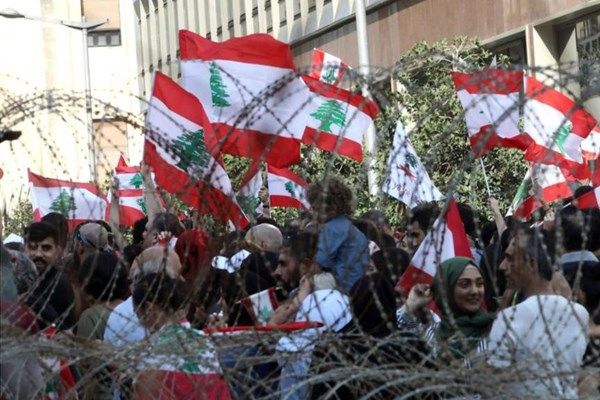 اعتراضات لبنان | انسداد مسیرهای منتهی به کاخ  «سعدحریری» و «میشل عون» + فیلم و تصاویر
