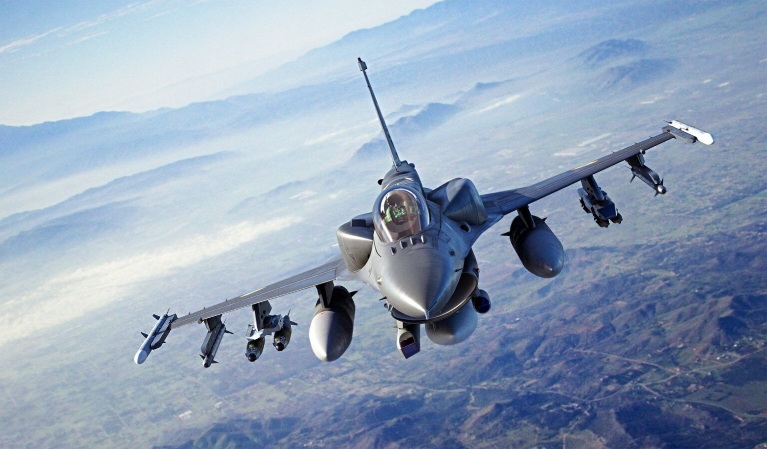 کابین جنگنده F-16 را بشناسید / کوچک و پیچیده، اما کارآمد!
