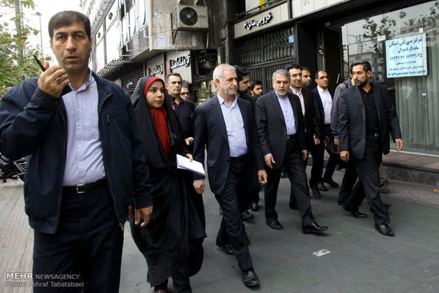 بازدید وزیر فرهنگ و ارشاد اسلامی از کتاب فروشی‌های خیابان انقلاب