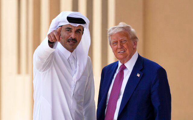دیدار ترامپ با امیر قطر حین توقف سوخت‌گیری در راه مالزی