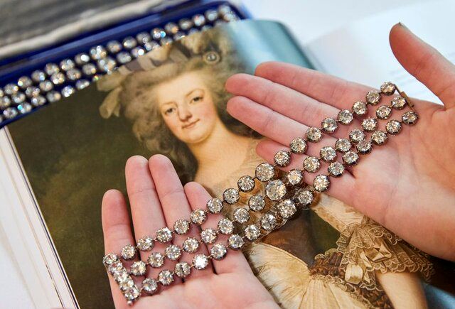 جواهرات ملکه اعدام‌شده فرانسه به حراج گذاشته شد+عکس