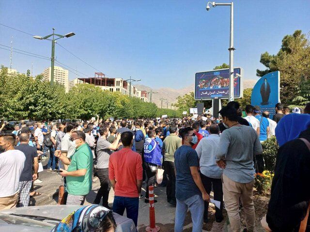 تجمع اعتراضی استقلالی‌ها مقابل وزارت ورزش/ مددی و ملکیان استعفا دهند!