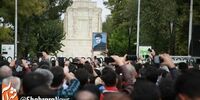 استاد شجریان به خاک سپرده شد/ آواز مرغ سحر همایون بر مزار پدر/ همخوانی مردم با مژگان شجریان