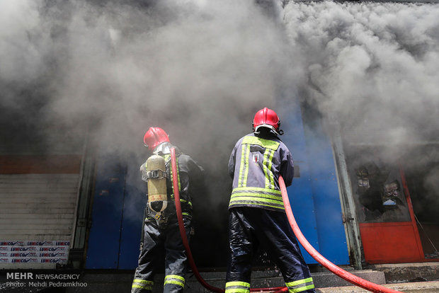 آتش‌سوزی گسترده در پاساژ گلشن‌مال تهران+فیلم