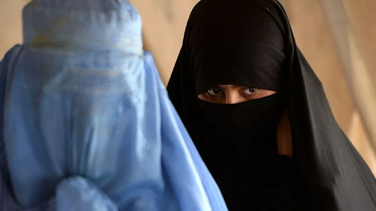  انگلیسی ها با لباس زنانه از دست طالبان در رفتند!
