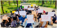  تجمع تعدادی از دانشجویان دانشگاه تهران در اعتراض به مقررات پوشش و حجاب