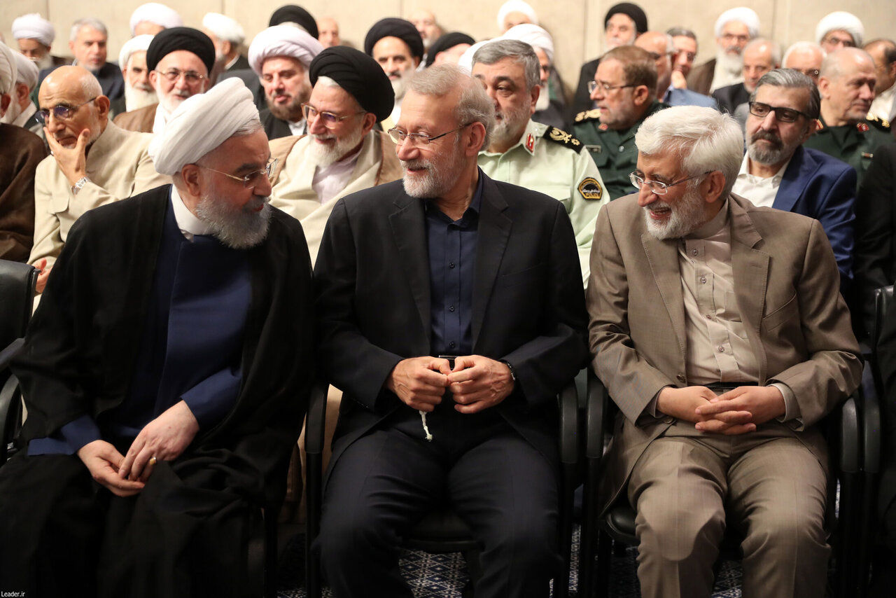 تصاویری از آخرین مراسم تنفیذ ریاست جمهوری با حضور رهبر شهید انقلاب/ گپ و گفت حسن روحانی و سعید جلیلی/ احمدی نژاد نیامد؛ شمخانی لباس نظامی پوشید