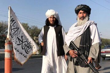 این عکس یک عضو طالبان و معشوقه‌اش جنجال به پا کرد!