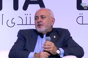 دفاع غیرمنتظره روزنامه اصولگرا از اظهارات ظریف در نشست «مجمع دوحه»/ ظریف با ظرافت مقابل مغلطه شیوخ منطقه  قدعلم کرد/ حرفش خریدار دارد