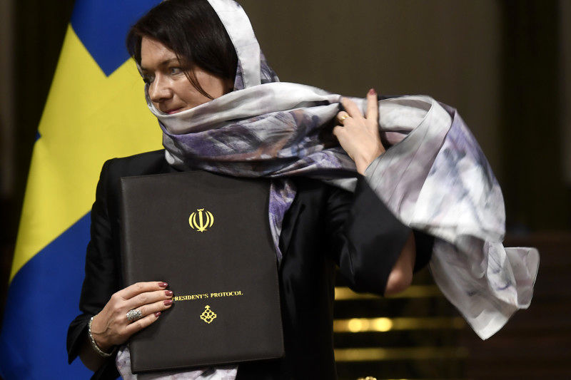 انتقاد از حجاب گذاشتن وزرای زن سوئدی در تهران + عکس
