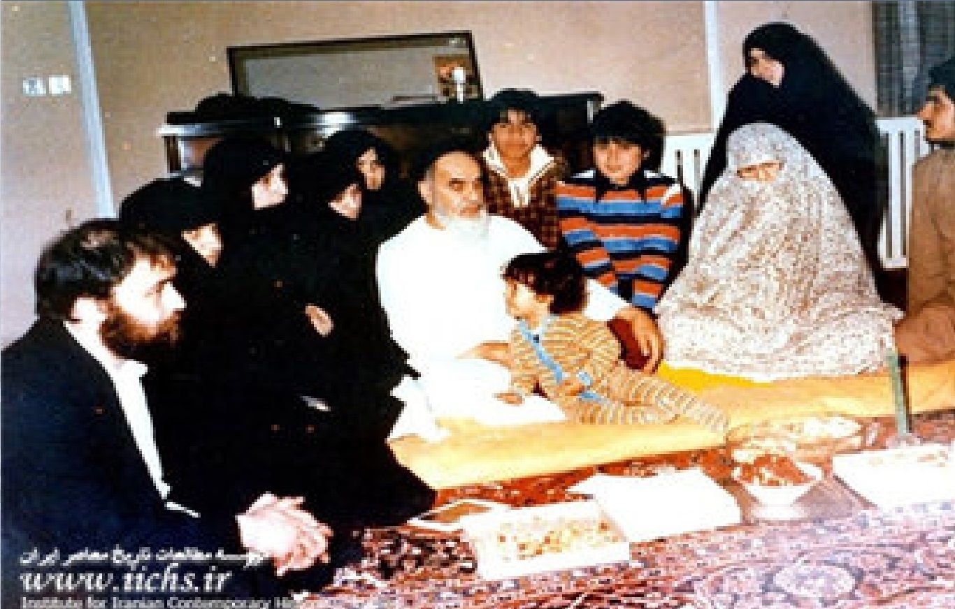 حضور کوچکترین نوه پسری امام خمینی (ره) در یک مراسم + عکس