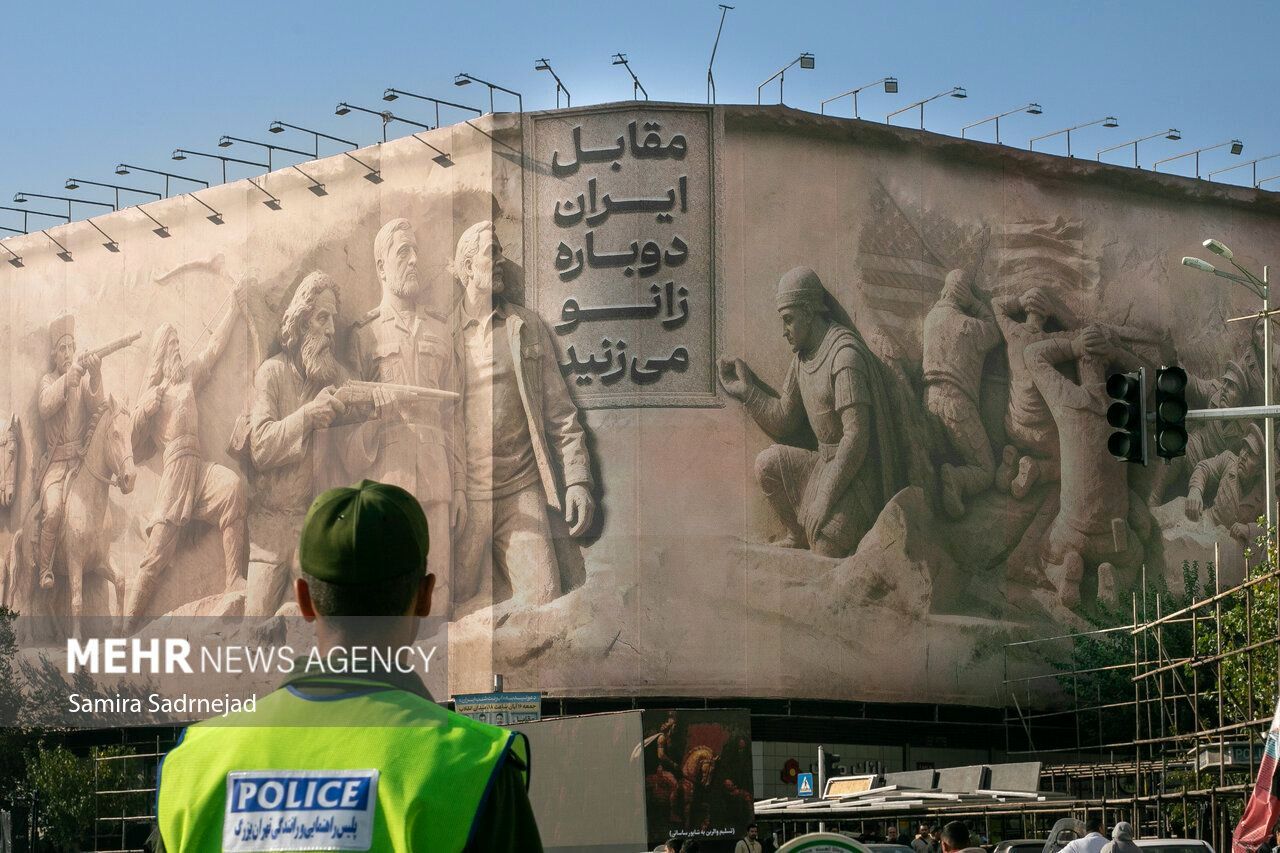 طرح معنادار دیوارنگاره جدید میدان انقلاب | مقابل ایران دوباره زانو می‌زنید + عکس