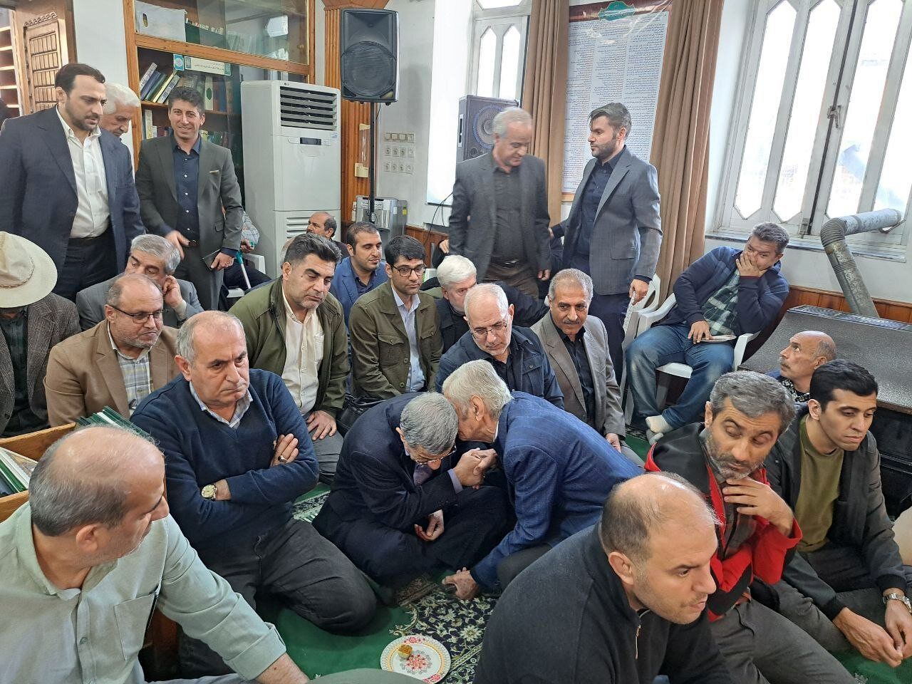 ژست‌های احمدی نژاد در مراسم ختم خواهر رحیم مشایی + عکس 8