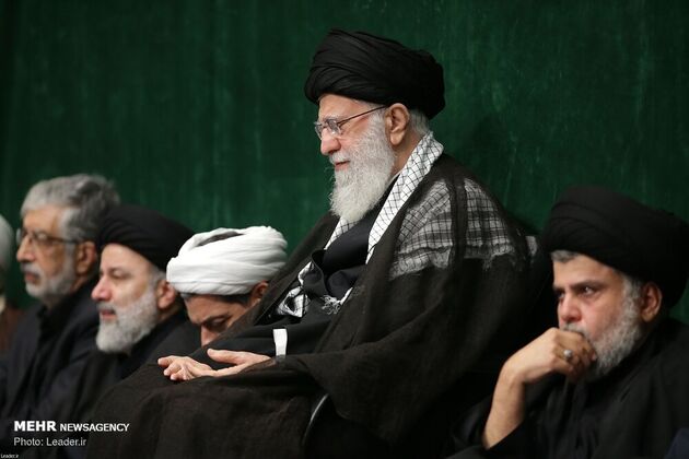 عزاداری شب عاشورا در حسینیه امام خمینی با حضور رهبری، قاسم سلیمانی، مقتدی صدر، احمدی‌نژاد