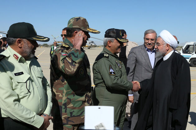 تصاویر حضور حسن روحانی در جمع مردم سیل‌زده سیستان‌وبلوچستان