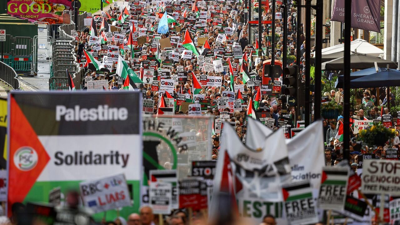 تحصن حامیان فلسطین در متروی لندن + عکس