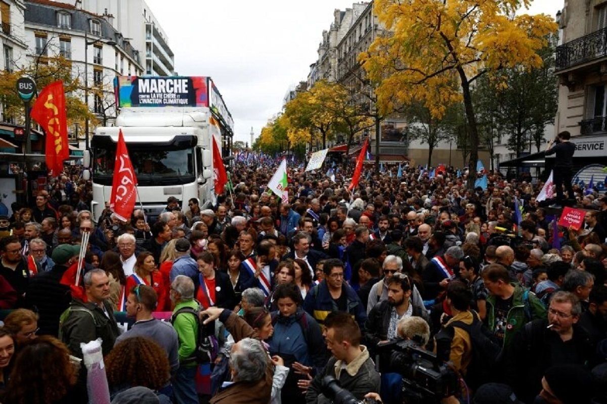 تظاهرات گسترده در پاریس علیه گرانی / برنده نوبل در صف اول